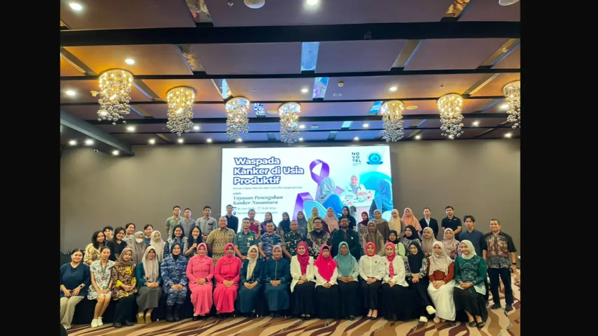 WASPADA KANKER: Peserta bersama narasumber berfoto usai sosialisasi "Waspada Kanker di Usia Produktif" yang digelar Novotel Banjarmasin Airport bekerja sama dengan Yayasan Penanggulangan Kanker Nusantara di Ulin Ballroom, Kamis (18/6).
 