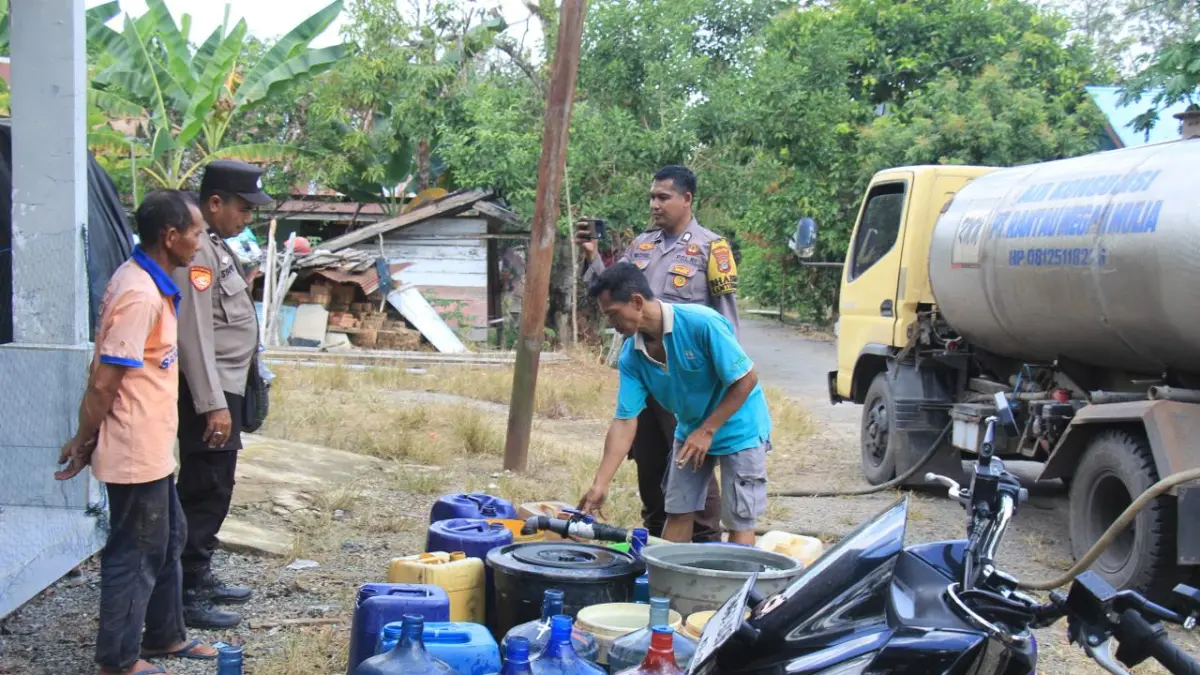 BAGIKAN: Air bersih didistribusikan Polsek Lokpaikat di dua desa yang ada diwilayahnya.
Foto Humas Polres Tapin&nbsp;