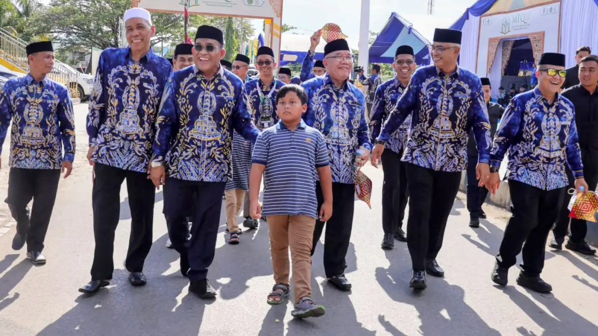 BERI SEMANGAT: Bupati HSU, H Sahrujani (tiga dari kiri) bersama jajaran Pemkab HSU berjalan bersama kafilah saat mengikuti Pawai Ta’aruf MTQN XXXVII Tingkat Provinsi Kalimantan Selatan di Kabupaten Barito Kuala, Sabtu (20/6/2026). (Foto: Pemkab HSU)&nbsp;