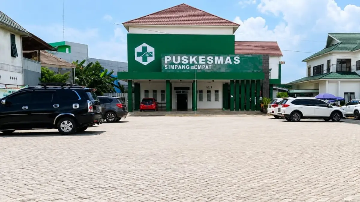 DIEVALUASI: LAYANAN KESEHATAN: Puskesmas Simpang Empat di Desa Baroqah menjadi objek evaluasi Dinas Kesehatan Tanah Bumbu usai keluhan antrean dan lamanya waktu tunggu pasien.(Foto: Zulqarnain/Radar Banjarmasin)