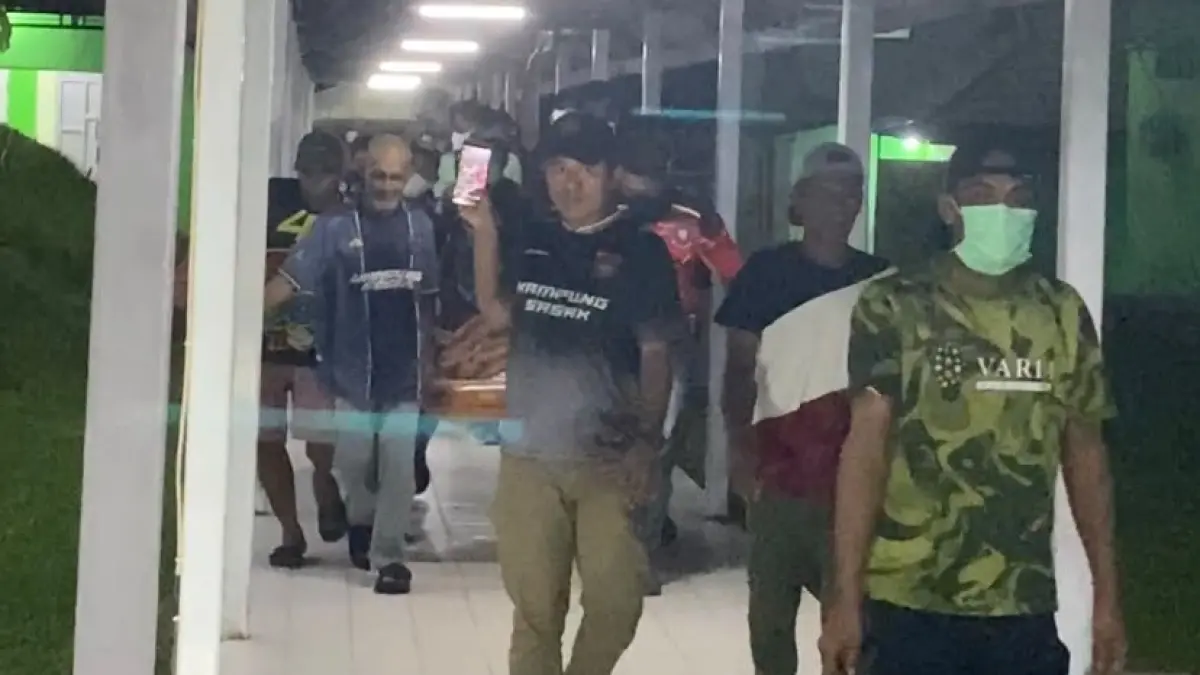 DISAMBUT TANGIS: Jenazah korban tabrakan Kapal Misterius diantar relawan menuju ke Pemakaman di Desa Hilir. (Foto: Jumain/ Radar Banjarmasin) 
