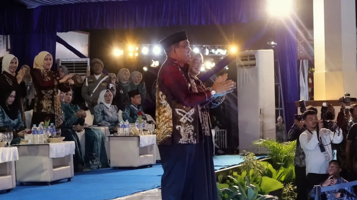 DUKUNG MTQ: Bupati dan Wakil Bupati HSU, H Sahrujani dan Hero Setiawan didampingi Ketua PKK HSU, Hj Murniati dan pejabat daerah HSU, hadiri pembukaan MTQ Nasional XXXVII Tingkat Provinsi Kalimantan Selatan di Kabupaten Barito Kuala.(Foto: Pemkab HSU)