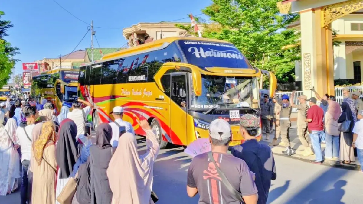 HARU:Jamaah haji Kloter 11 asal Kabupaten HSU disambut keluarga dan jajaran Pemerintah Kabupaten HSU saat tiba di depan Aula Idham Chalid Kota Amuntai, Sabtu (20/6/2026).(Foto: Pemkab HSU)