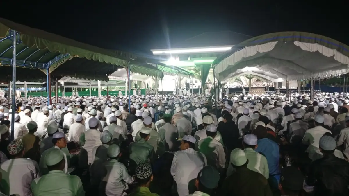 KHIDMAT: Ratusan Ribu Jemaah Khidmat mengikuti rangkaian acara peringatan Haul Guru Kapuh Ke-5. (Foto: M. Padil Ihsan/Radar Banjarmasin) 
