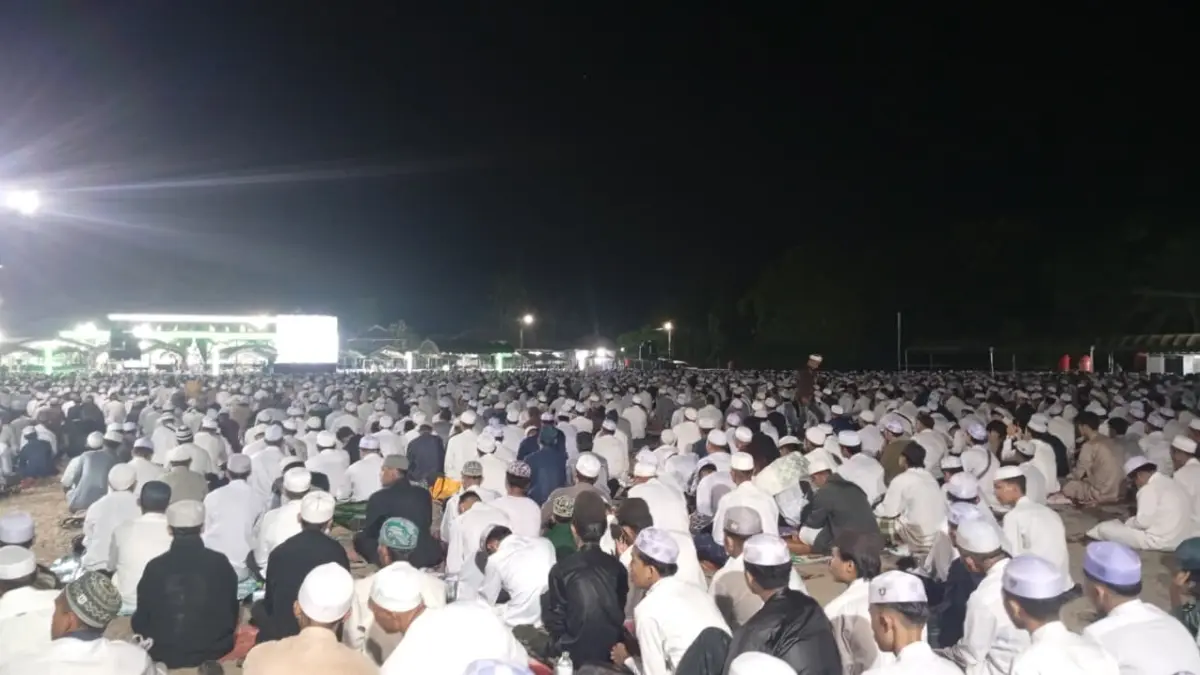 KHUSYUK: Lautan jemaah Haul Guru Kapuh larut dalam kekhusyukan peringatan Haulan. (Foto: M. Padil Ihsan/Radar Banjarmasin)