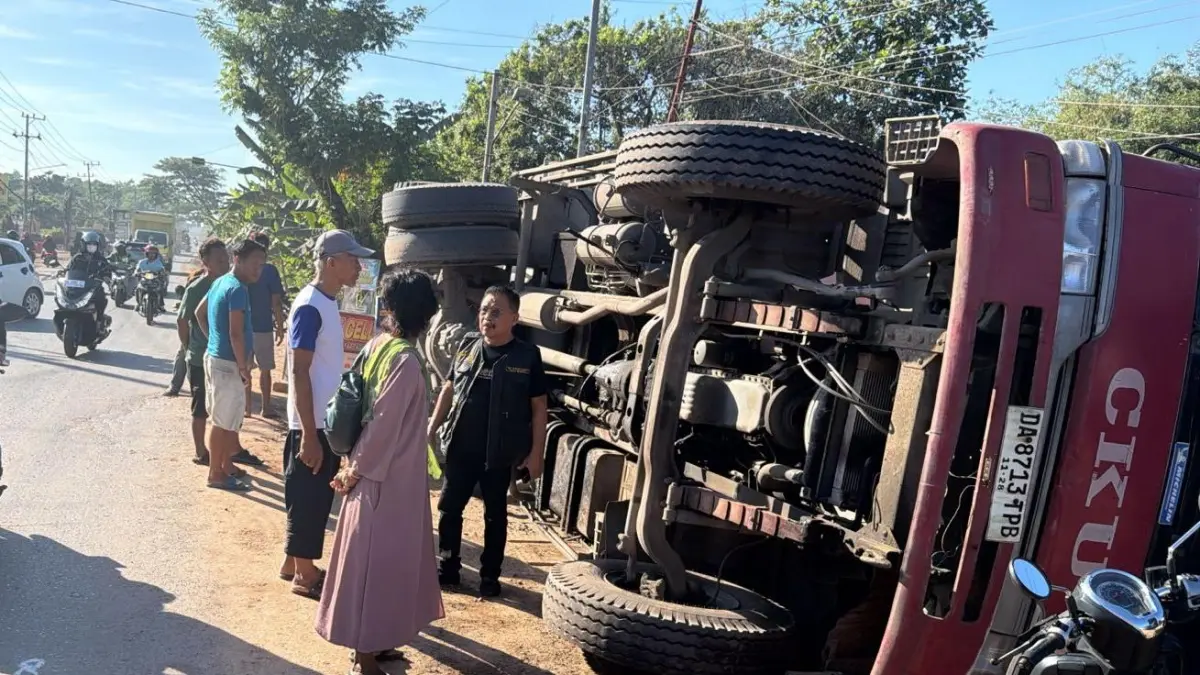 LAKA TUNGGAL: Truk bermuatan semen terbalik setelah drainase di tepi Jalan Trikora, Kelurahan Landasan Ulin Timur, Banjarbaru
