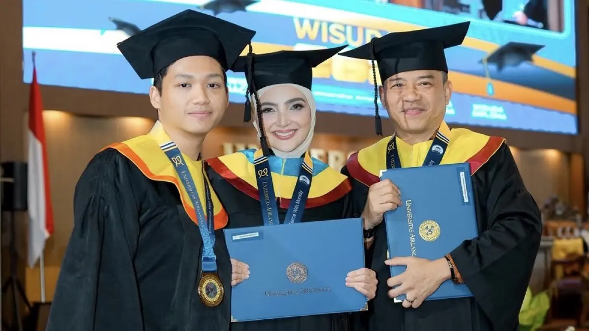 LULUS: Anang, Ashanty dan Azriel kompak mengenakan toga dalam momen wisuda Universitas Airlangga. (Foto: Instagram)