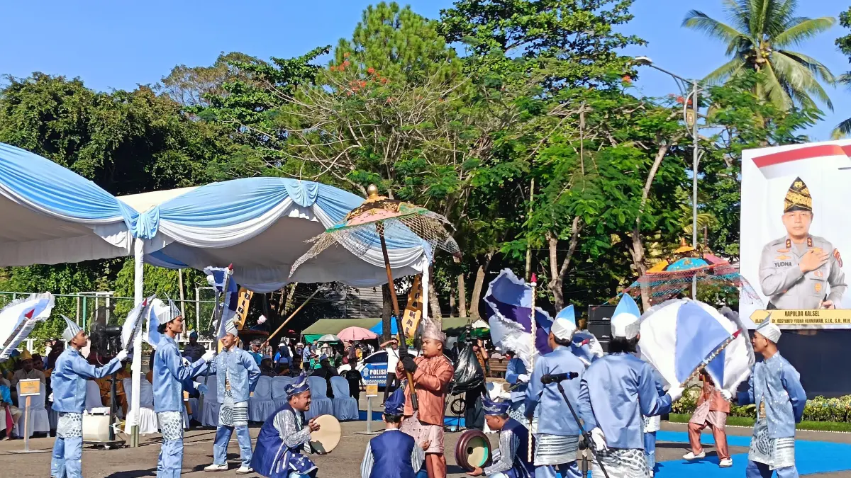 MEMUKAU: Pelaksanaan lomba Hadrah yang memakau para penonton di Lapangan Murjani Banjarbaru. (Sheilla Farazela/Radar Banjarmasin)