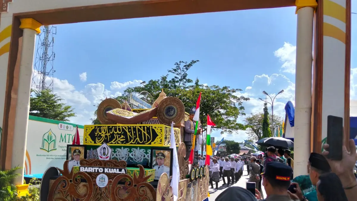 MERIAH: Parade mobil hias dari Kabupaten/Kota se-Kalsel mengikuti Pawai Ta