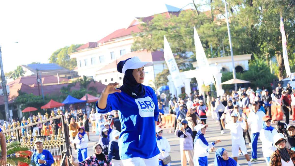 MERIAH: Ratusan peserta antusias mengikuti senam sehat bersama BRI di kawasan Lapangan Murjani, Banjarbaru, Minggu (21/6/2026).(Foto: BRI Cabang Martapura)&nbsp;
