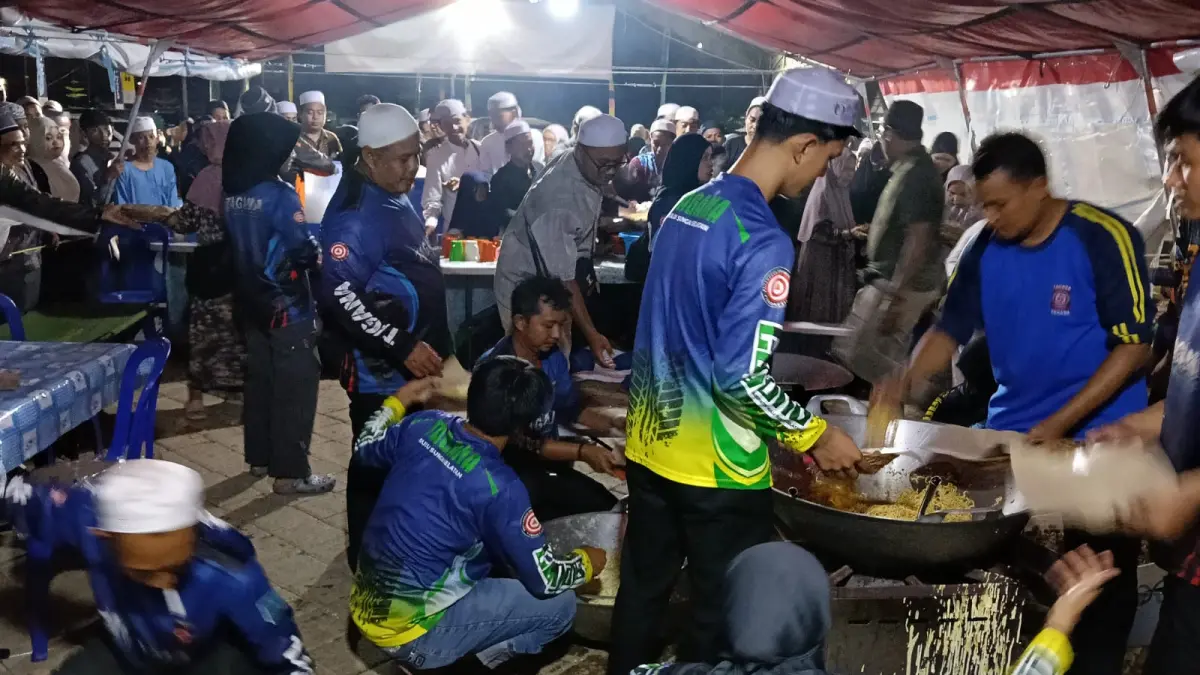 RAMAI: Resta Area di Islamic Center dipadati Jemaah Haul Guru Kapuh. (Foto: Relawan Pemkab HSS) 