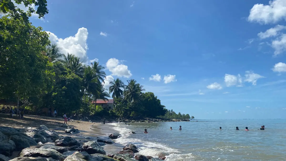 RAMAI: Suasana masyarakat berlibur di Pantai Teluk Gosong Kotabaru.
Foto: Jumain/ Radar Banjarmasin. &nbsp; &nbsp;