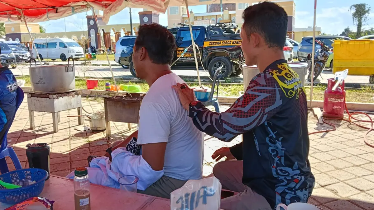 TERAPI: Jemaah Haul Guru Kapuh mendapat layanan terapi totok punggung dan akupresur. (Foto: HITTRA HSS) 