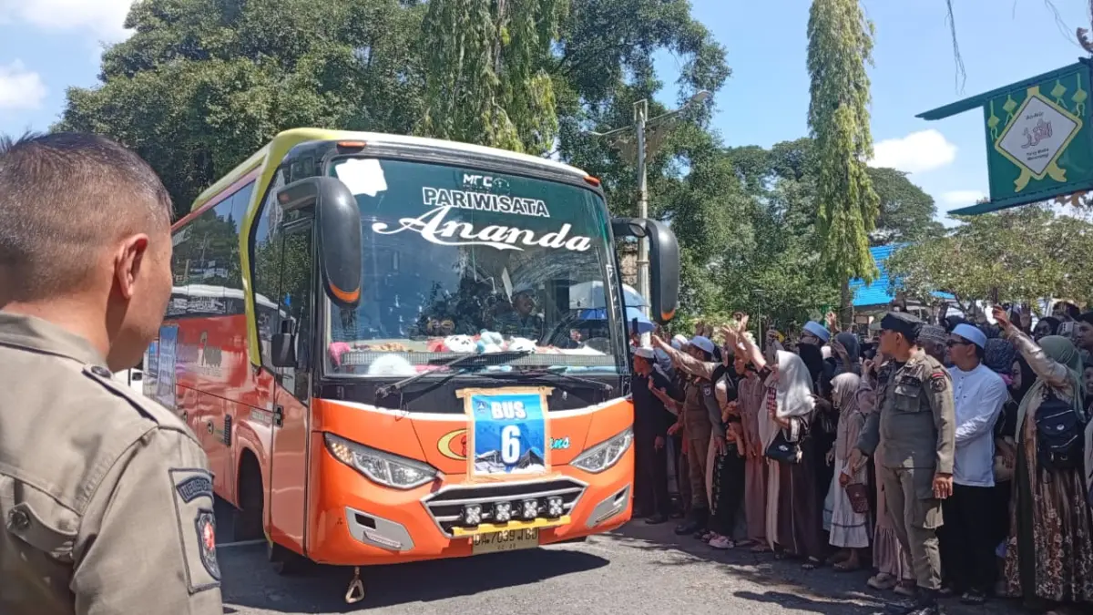 TIBA: Rombongan Bus Jemaah Haji BDJ Kloter 12 tiba di HSS. (Foto: M. Padil Ihsan/Radar Banjarmasin)&nbsp;