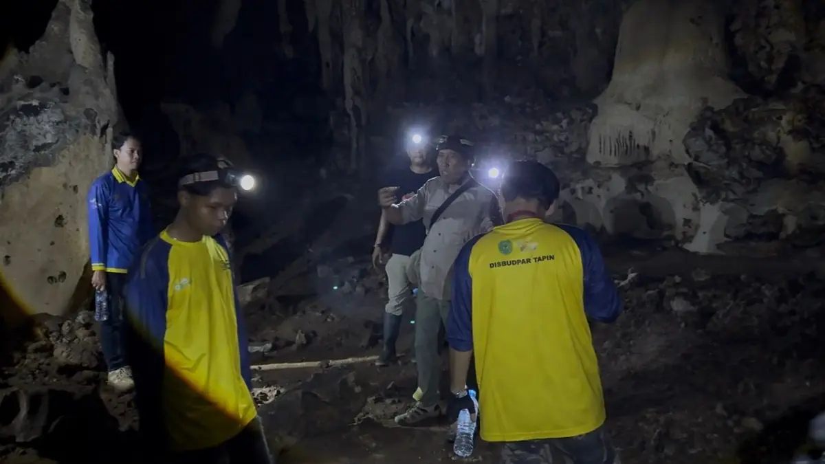 Anggota Pokdarwis dan pegiat wisata bersama jajaran Disbudpar Tapin saat menyusuri gua Baramban. (Andrie untuk Radar Banjarmasin)&nbsp;