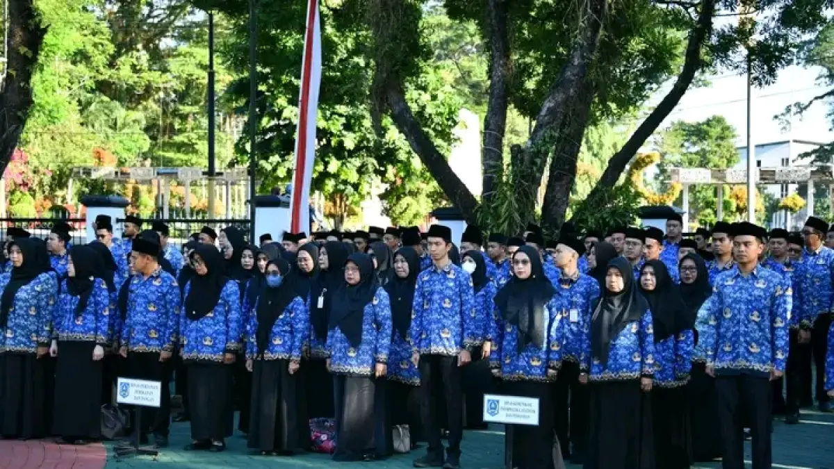 APEL: ASN HSS berbaris saat apel pagi di halaman Kantor Sekretariat Daerah. (Foto: KOMINFO HSS)&nbsp;
