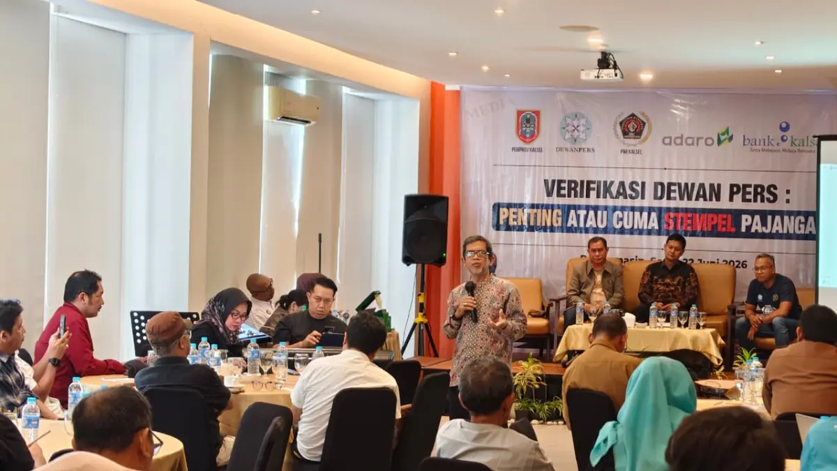Caption: DIALOG: Suasana dialog tentang verifikasi media menghadirkan Ketua Komisi Penelitian, Pendataan dan Ratifikasi Dewan Pers, Yogi Hadi Ismanto, ahli pers dan tokoh pers Kalsel, Fathurrahman, serta Ketua PWI Kalsel Zainal Helmie.