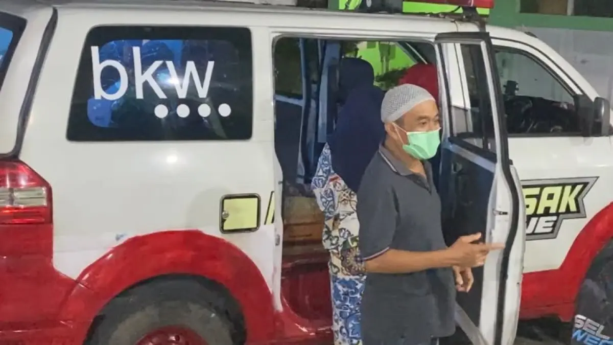 Detik detik saat istri Gilang (kerudung biru tua) mendatangi jasad suaminya. (Jumain/ Radar Banjarmasin)