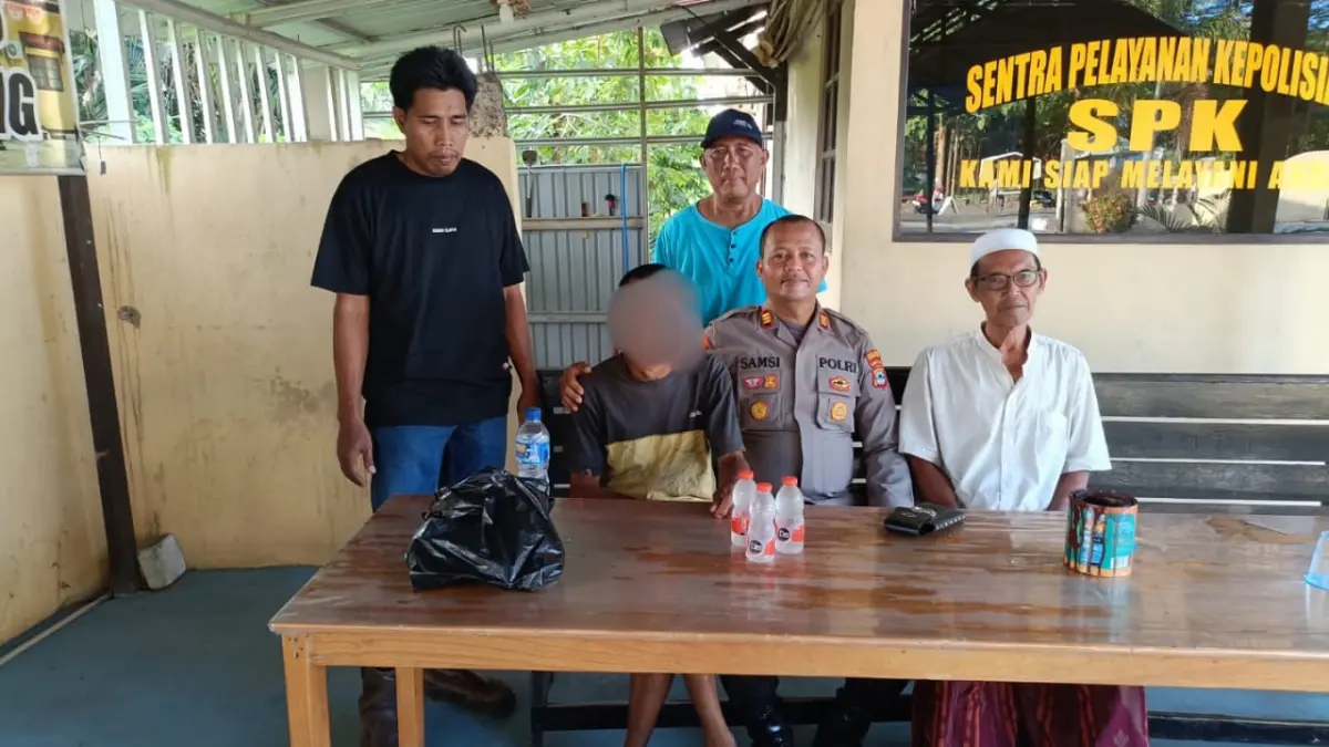 DIANTAR KELUARGA: Pelaku pembunuhan N (65) di Sirih Hulu menyerahkan diri diantar keluarga ke Polsek Kalumpang. (Foto: Kapolsek Kalumpang untuk Radar Banjarmasin)
