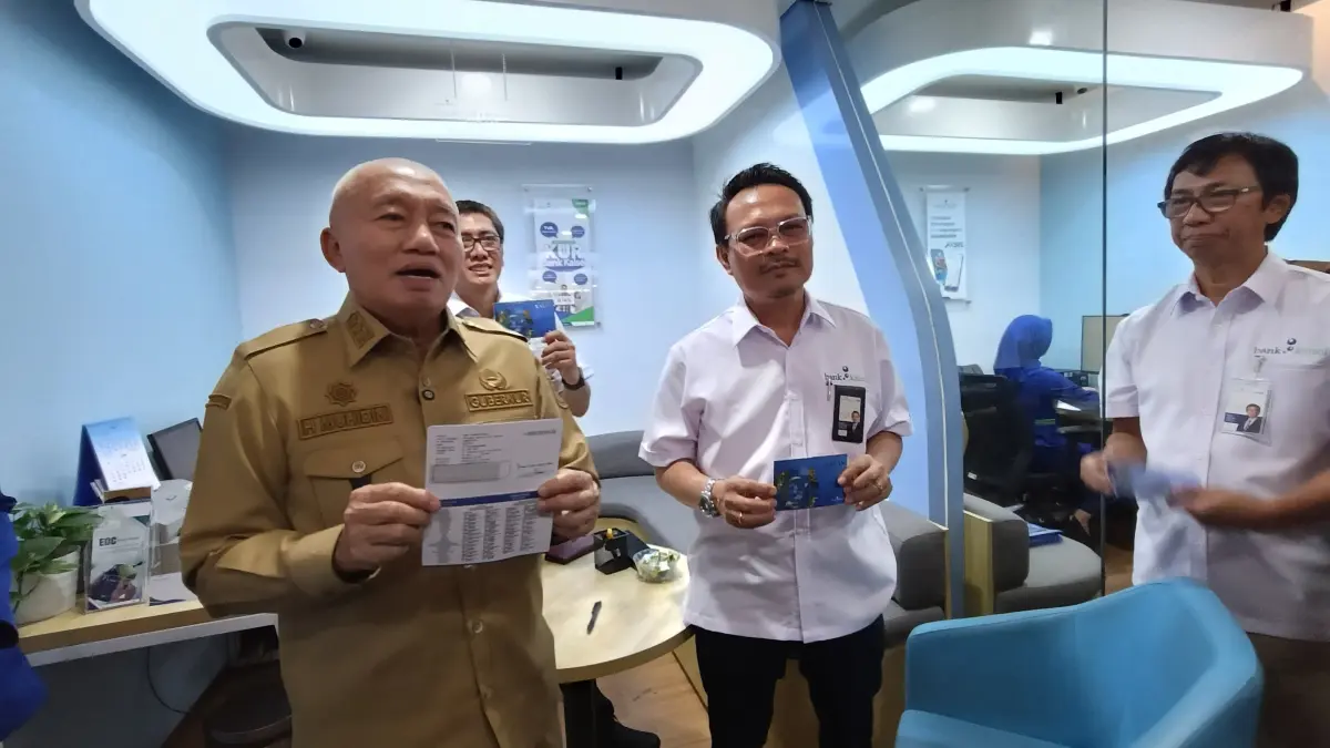 DUKUNG PENUH: Gubernur Kalsel, H Muhidin saat membuka rekening valas &nbsp;di Bank Kalsel, Senin (22/6/2026).(Foto: Bank Kalsel)&nbsp;