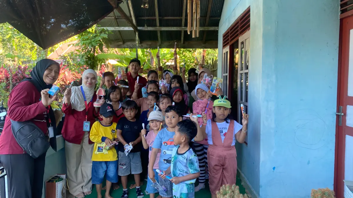 EDUKASI GIGI: Mahasiswa Poltekkes Kemenkes Kalimantan Timur berfoto bersama anak-anak usai memberikan edukasi kesehatan gigi serta membagikan sikat dan pasta gigi di Kelurahan Sungai Ulin, Minggu (21/6/2026).