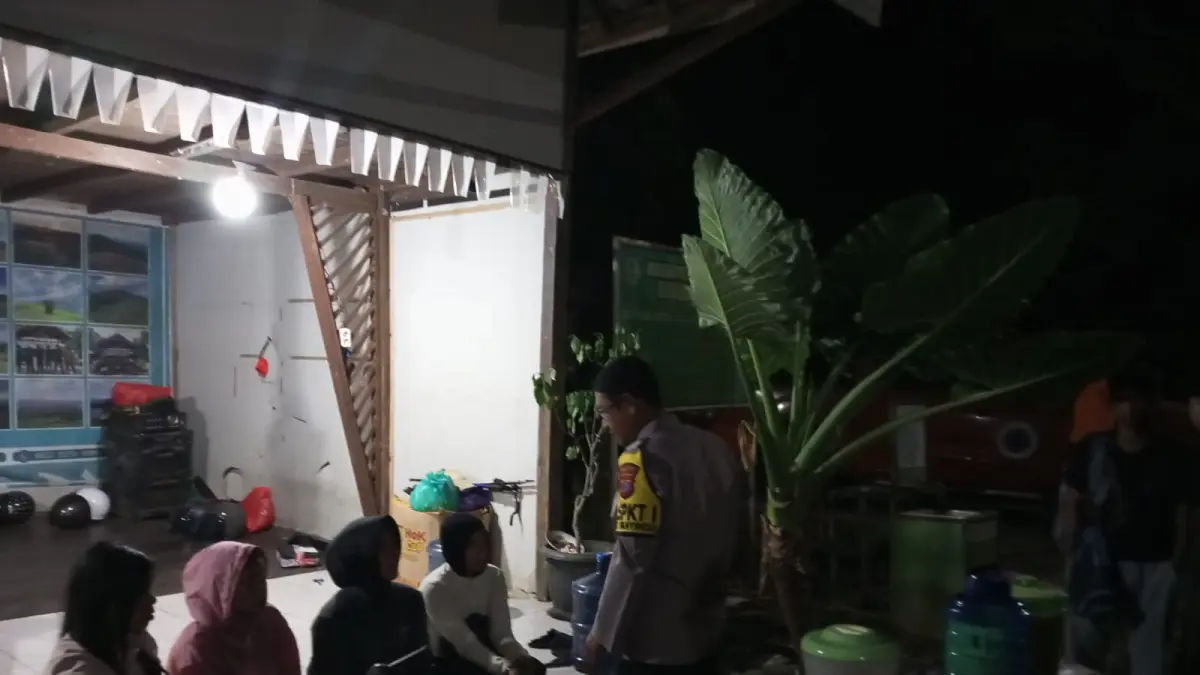 Empat wisatawan yang tersesat di Wisata Gunung Birah, Kecamatan Panyipatan saat dimintai keterangan oleh pihak kepolisian. (Polsek Panyipatan untuk Radar Banjarmasin)