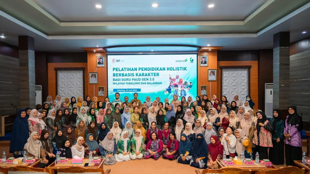 FOTO BERSAMA : Section Head YABN, Zulfa Anita, Bunda PAUD Kabupaten Tabalong, Desi Suryanti, Kepala Disdikbud Tabalong, Gusti Judid Ihsan Permana, serta Supervisor Bidang Pendidikan PT Adaro Indonesia Muhammad Zulfadeli Rachma berpose bersama para guru PAUD peserta pelatihan PHBK Gen 3.0 Tahap III.