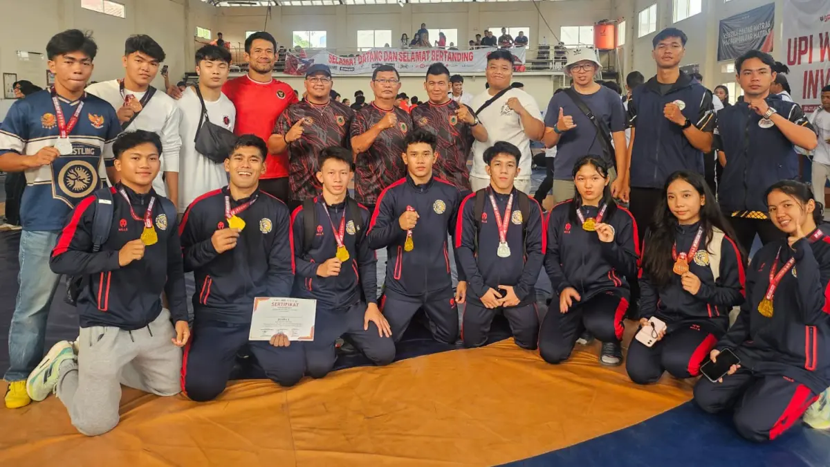 FOTO BERSAMA: Kontingen gulat Kalimantan Selatan berfoto bersama usai memborong 11 medali dalam UPI Wrestling Invitation 2026 yang berlangsung 19–21 Juni 2026 di Hall Gulat Pajajaran, Bandung.