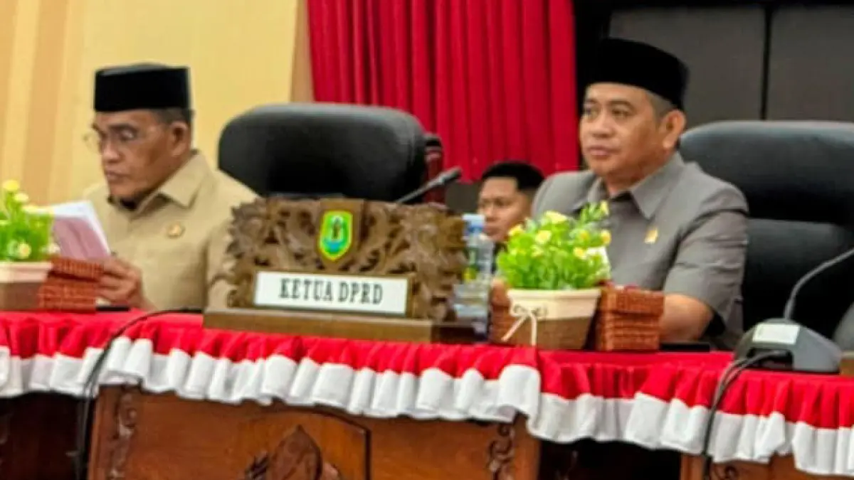 HADIR: Bupati HSU H. Sahrujani (kiri) hadir dalam paripurna Raperda Pertanggungjawaban Pelaksanaan APBD Tahun 2025 serta jawaban atas pandangan umum fraksi terhadap dua raperda dalam Rapat Paripurna DPRD HSU, Senin (22/6/2026).