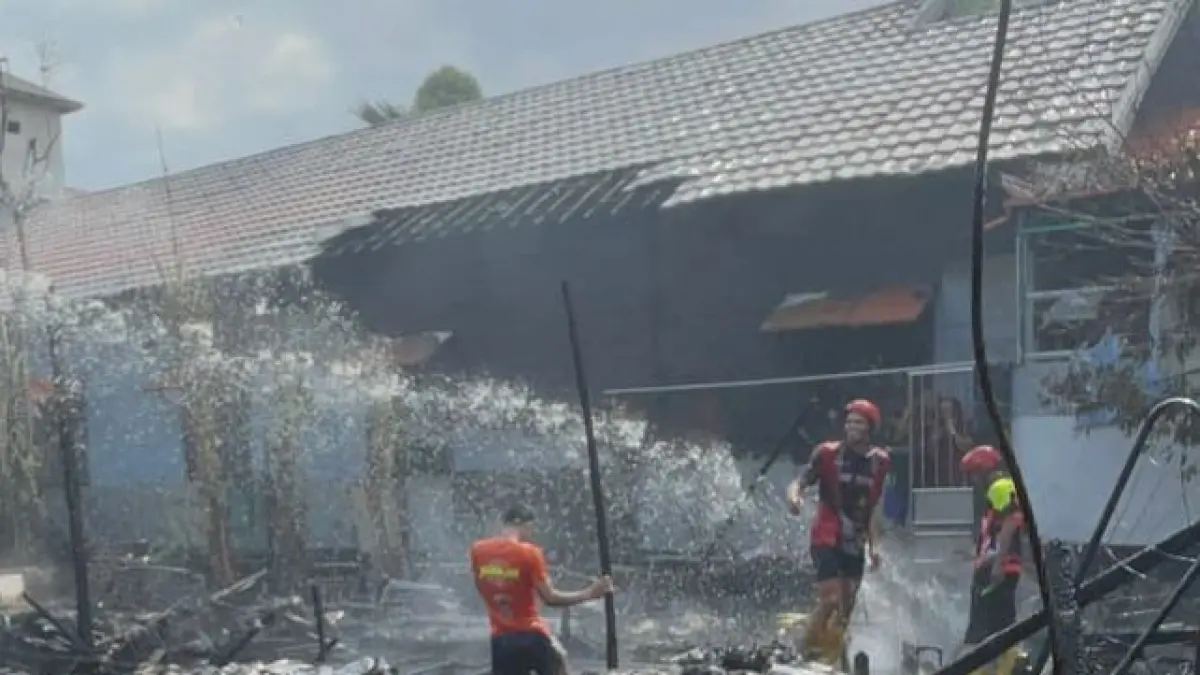 HANGUS TERBAKAR : Kondisi rumah warga di Sei Buluh Kabupaten Tabalong yang terbakar. (Foto: Damkar Tabalong/Radar Banjarmasin)