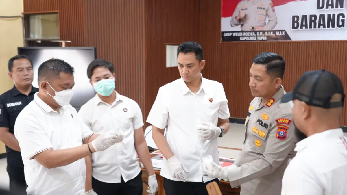 Kapolres Tapin AKBP Weldi Rozika melaksanakan tes keaslian sabu sebelum dimusnahkan menggunakan air yang dicampur deterjen.
(Rasidi Fadli/Radar Banjarmasin)