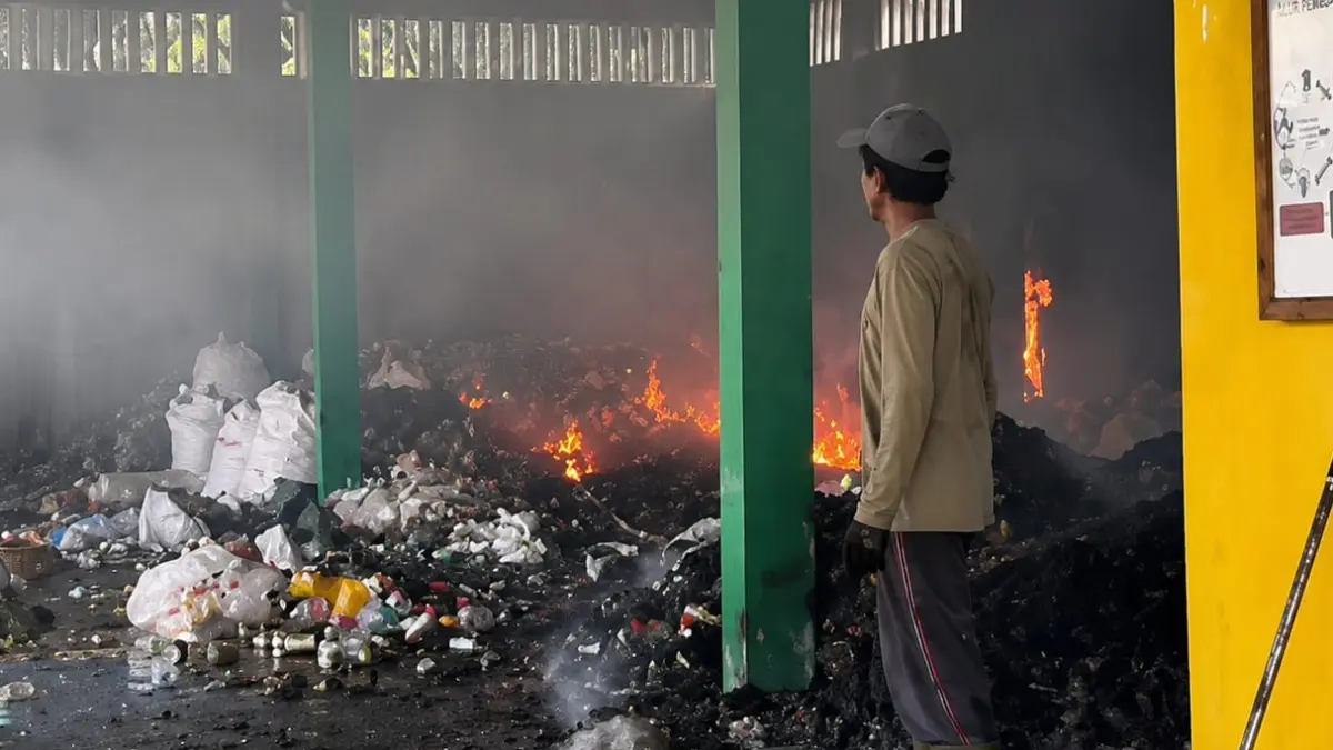 KEBAKARAN: Asap dan api masih terlihat membakar tumpukan sampah di TPS3R Desa Al-Kautsar, Kecamatan Satui, Senin (22/6/2026).