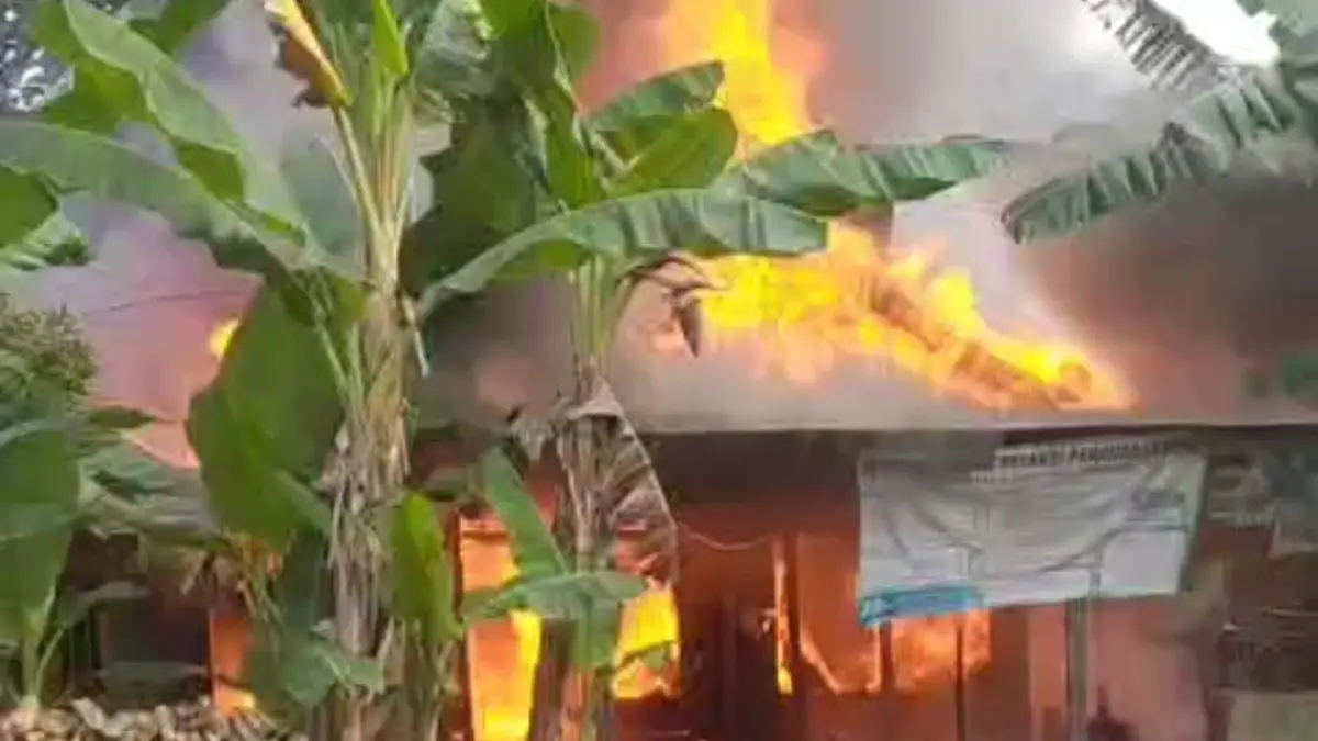KEBAKARAN: Empat rumah di Desa Sei Buluh Tabalong saat terbakar. (Foto : Damkar Tabalong/Radar Banjarmasin)