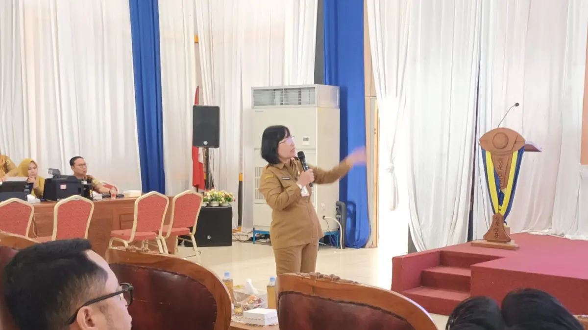 Kepala Disdukcapil Tabalong Rowi Rawatiance memberi sosialisasi kepada ratusan ASN di Tabalong terkait pendaftaran penduduk non permanen bagi ASN. (Ibnu Dwi Wahyudi/Radar Banjarmasin)