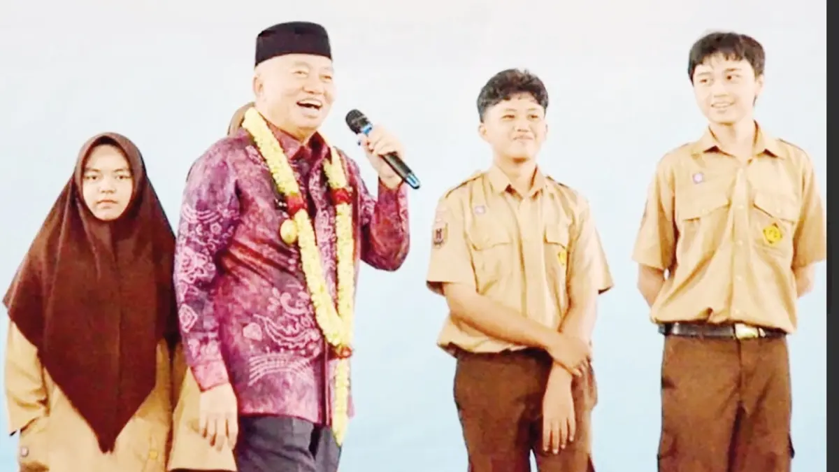 KOMITMEN: Gubernur Kalimantan Selatan, H. Muhidin bersama para pelajar saat menghadiri Puncak Peringatan Bulan Inklusi Keuangan BIK Tahun 2025. Pemprov Kalsel terus memperkuat komitmennya dalam mewujudkan pemerataan akses pendidikan.
(MC KALSEL)&nbsp;