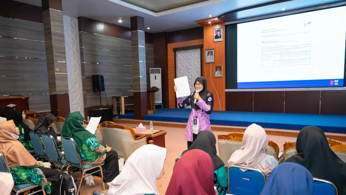 MENDENGARKAN: Instruktur PHBK dari Indonesia Heritage Foundation mengajarkan cara mengajar dalam kelas PAUD.