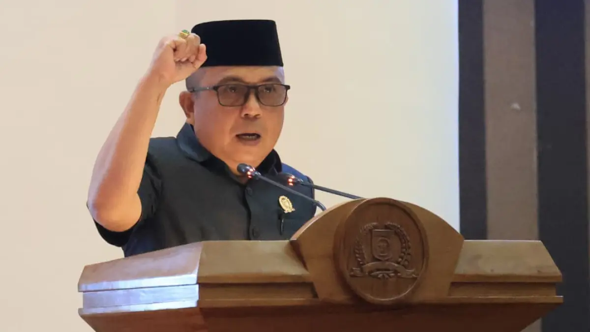 PANDANGAN UMUM: Juru Bicara Fraksi PDI Perjuangan Abdul Rahim menyampaikan pandangan umum fraksi dalam rapat paripurna DPRD Tanah Bumbu, Senin (22/6/2026).