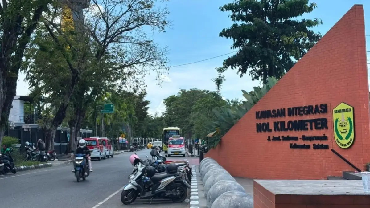 PARKIR ILEGAL: Kawasan Halte Integrasi, kawasan Siring Nol Kilometer Banjarmasin. (Foto: Zulvan Rahmatan/Radar Banjarmasin)