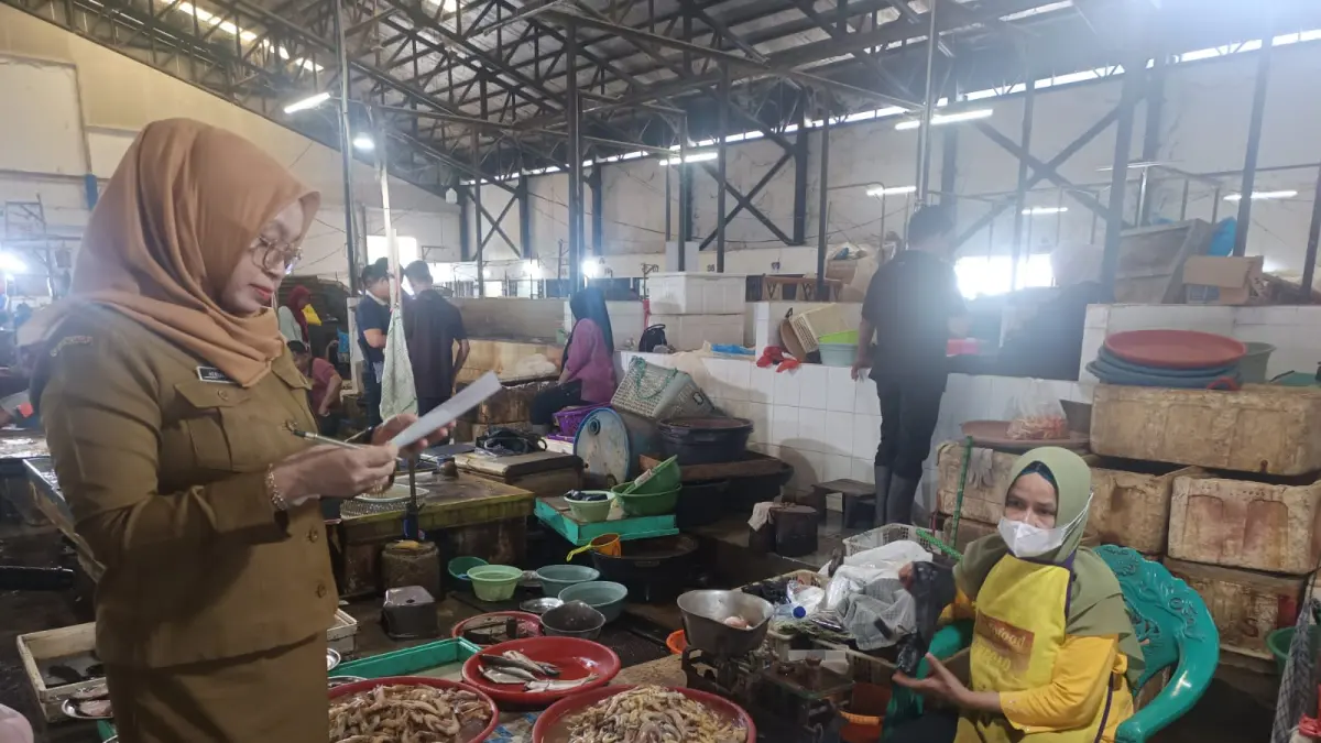 Pemerintah setempat terus mengupdate harga sembako sekaligus mengawasi jika ada lonjakan harga. (Jamaluddin/Radar Banjarmasin).