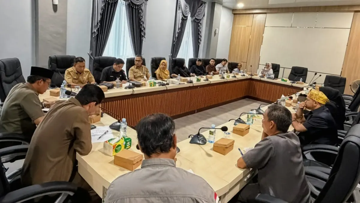 PERTEMUAN: Ketua Komisi II DPRD HSU H. Mukhsin Haita memimpin rapat koordinasi terkait distribusi LPG 3 Kg yang belakangan dikeluhkan masyarakat di Gedung DPRD HSU, Senin (22/6) jelang petang. (Foto: M.Akbar)