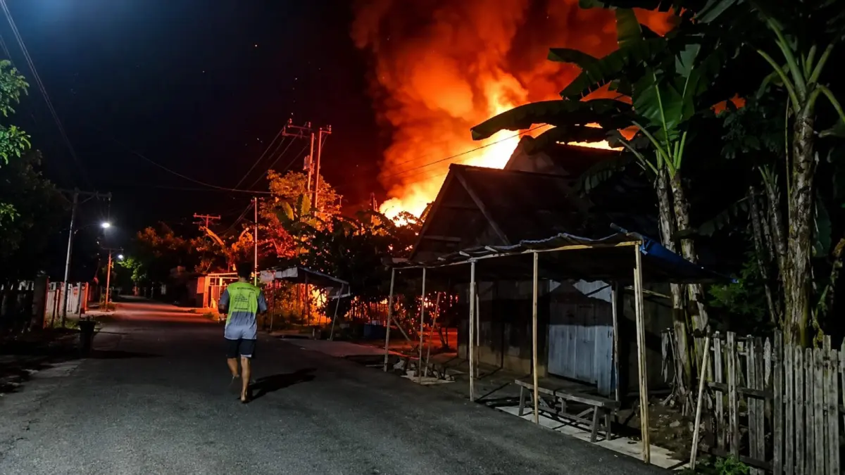 Satu buah rumah di Desa Ayuang HST ludes dilahap api, Senin (22/6/2026) dini hari. (Relawan untuk Radar Banjarmasin).