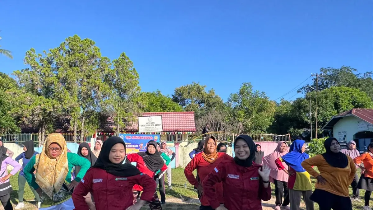 SENAM HIPERTENSI: Warga RW 05 Kelurahan Sungai Ulin mengikuti senam hipertensi bersama mahasiswa Poltekkes Kemenkes Kalimantan Timur saat implementasi keperawatan komunitas, Minggu (21/6/2026).