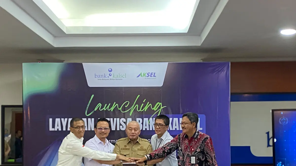 SOLID: Jajaran manajemen Bank Kalsel, bersama Gubernur Kalsel, H Muhidin dan Kepala OJK Kalsel saat launching peresmian Bank Kalsel sebagai Bank Devisa.(Foto: Raudah Anisya/Radar Banjarmasin)