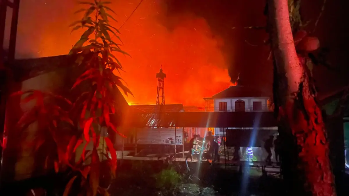TERBAKAR: Asrama Panti dan sekolah Yayasan Nurul Fajri dan MAN 5 HSU dilalap api, saat ini damkar gabungan sudah melakukan pembasahan di lokasi kebakaran. (Foto: Istimewa) 