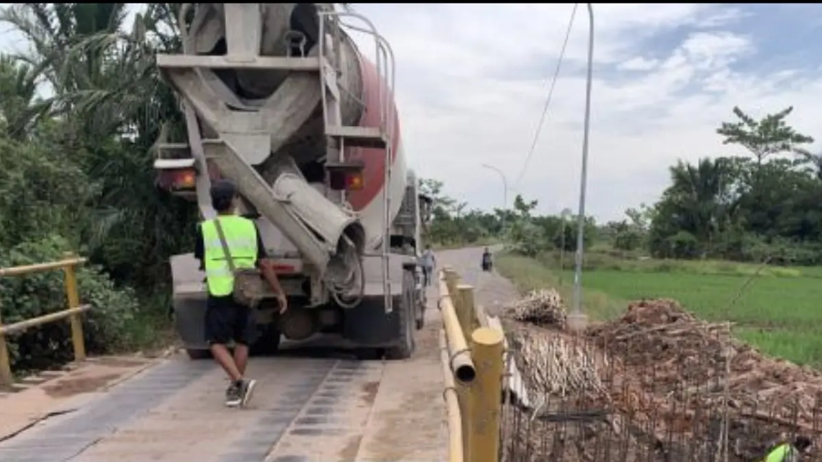 TERWUJUD: Pembangunan Jalan Margasari di Kabupaten Tapin menuju kawasan makam Datu Kabul yang dilakukan Dinas PUPR Kalsel. (Foto: Dinas PUPR Kalsel)&nbsp;