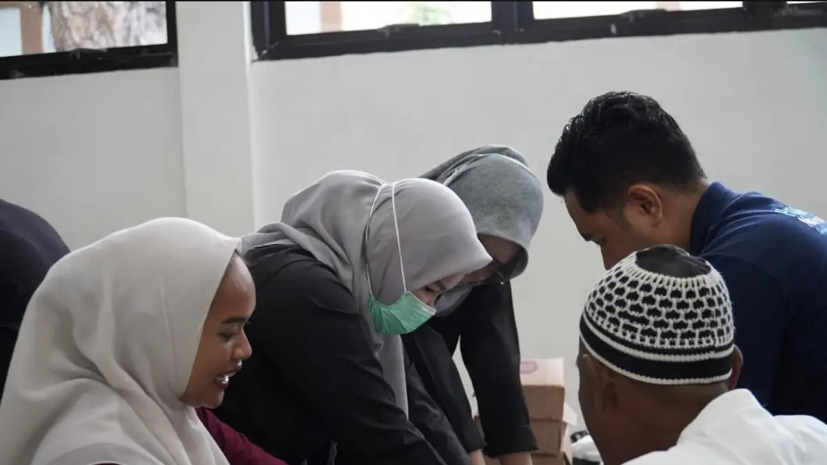 UNTUK MASYARAKAT: Pemkab HST berkolaborasi dengan PMI HST dan KNPI HST memberikan pelayanan kesehatan dan sunatan massal gratis.