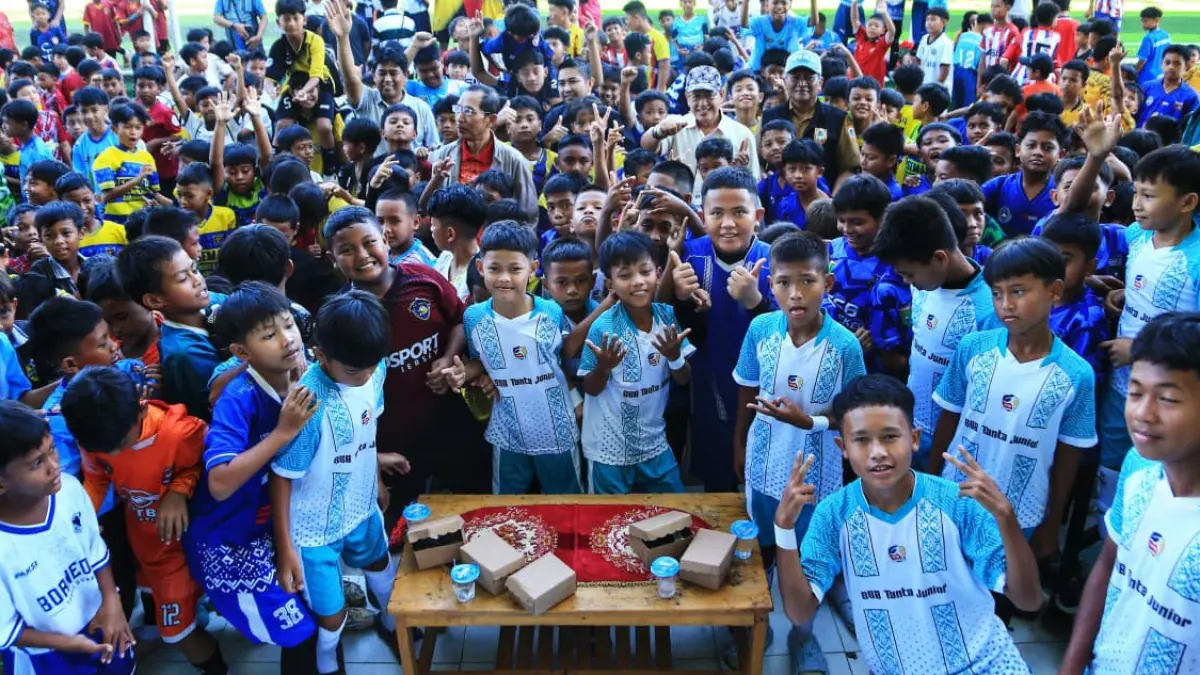 MERIAH: Para pemain muda dari berbagai kabupaten dan kota se-Kalimantan Selatan dalam Festival Sepak Bola Usia Dini U-10 dan U-12 Piala Presiden 2026 tingkat Provinsi Kalimantan Selatan. Festival yang menggunakan dua lapangan mini soccer di GOR SKB Mulawarman. 
