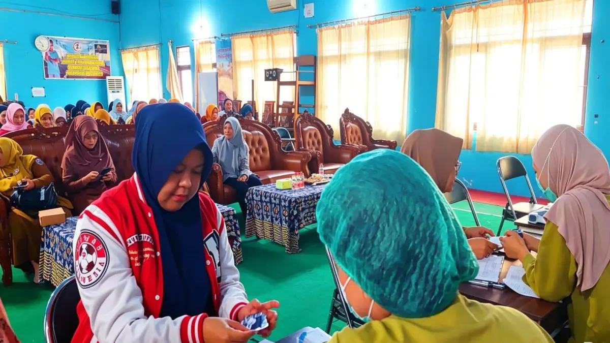 VAKSIN: Salah satu ASN di Kotabaru divaksin Human Papillomavirus (HPV) di Aula H Ansyari Suryadi Disdikbud Kotabaru. (Foto: Prokopim Setda Kotabaru)&nbsp;