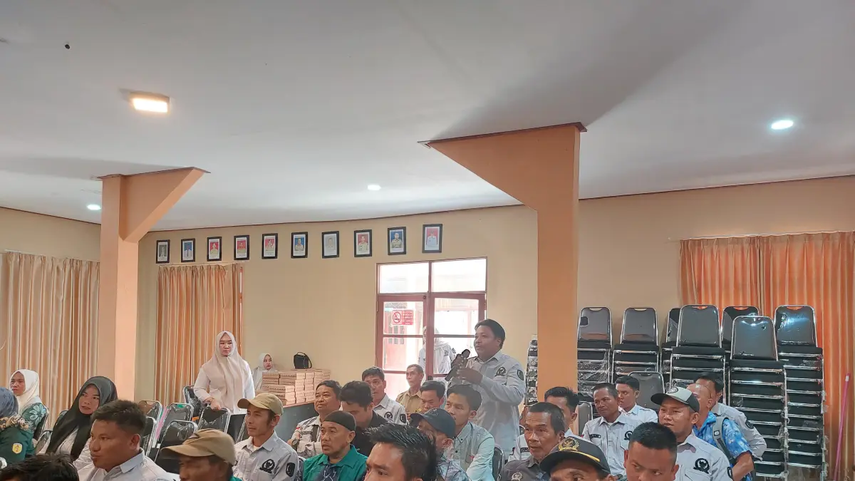Warga Kecamatan Labuan Amas Utara. saat mengeluhkan kondisi infrastruktur kepada Anggota DPRD HST. (Jamaluddin/Radar Banjarmasin).