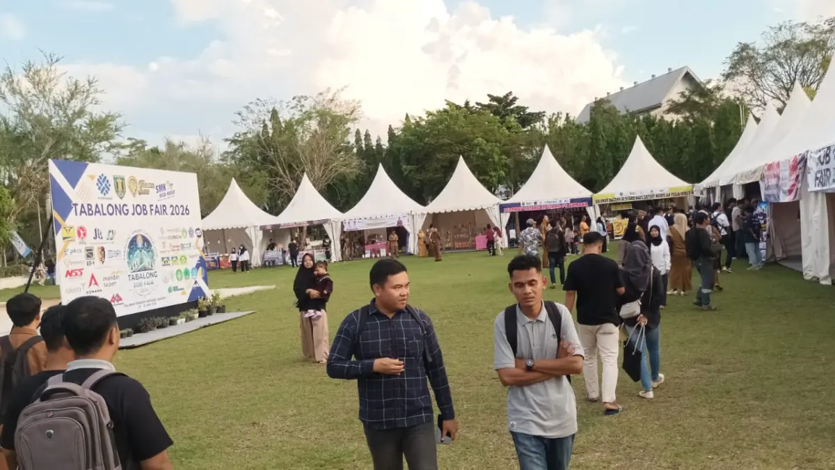 ANTUSIAS: Warga Tabalong saat mengunjungi stan Job Fair 2026. (Foto &nbsp;: Ibnu Dwi Wahyudi/Radar Banjarmasin)